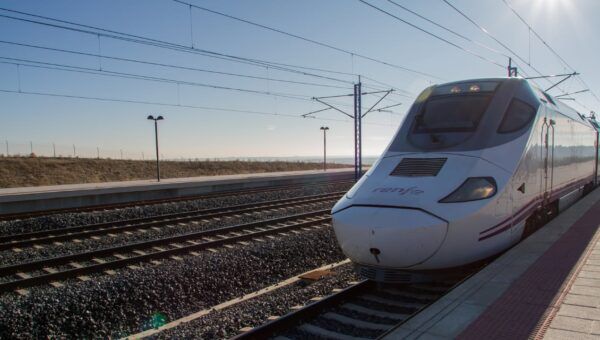Tren de alta velocidad en una estación en Zamora y Sanabria