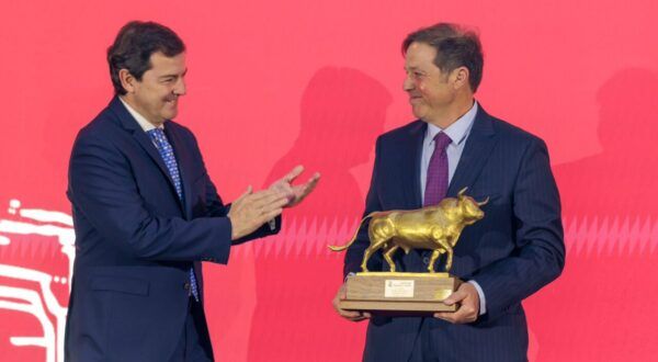 Alfonso Fernández Mañueco entrega el Premio Toro de Oro 2025 en Salamanca