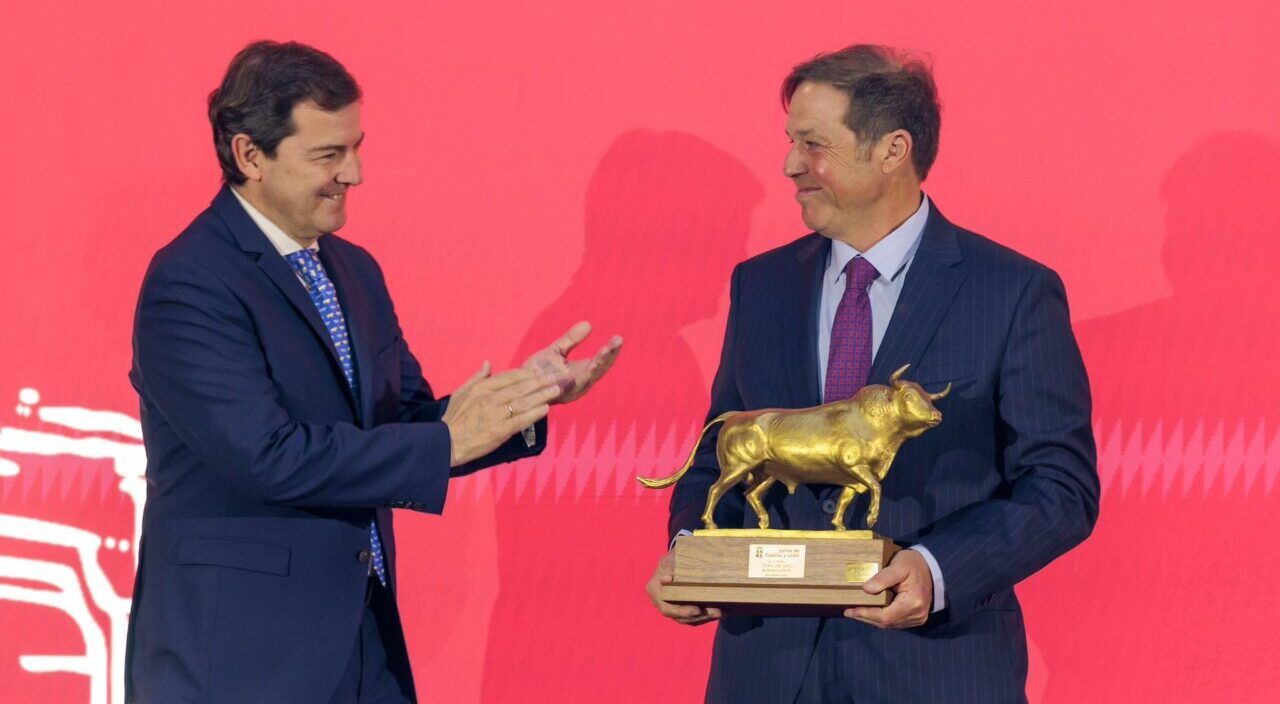 Alfonso Fernández Mañueco entrega el Premio Toro de Oro 2025 en Salamanca