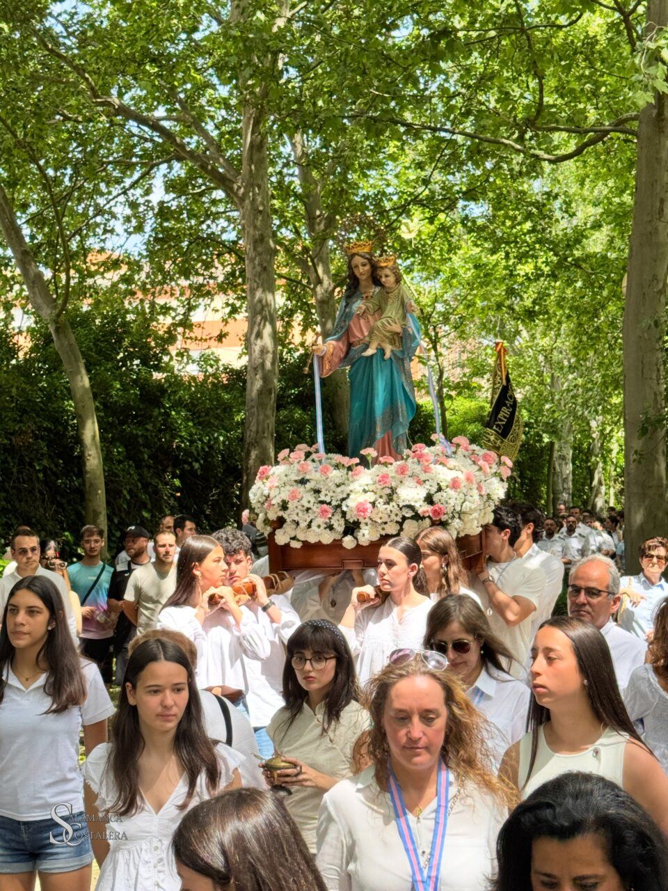 Procesión de María Auxiliadora en las calles de Salamanca con flores
