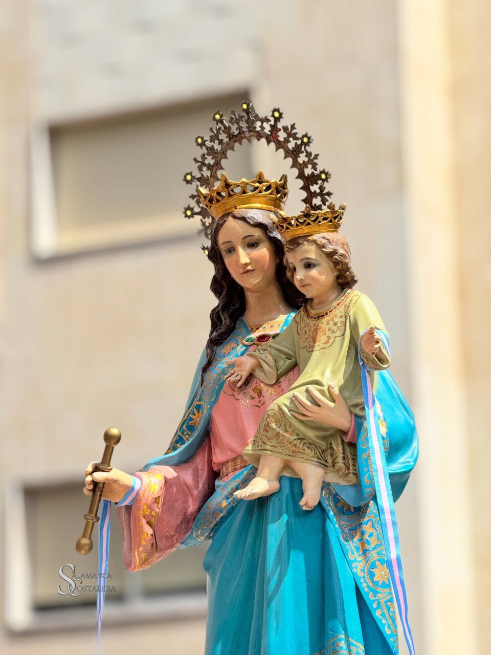 Estatua de María Auxiliadora con el niño Jesús en Salamanca
