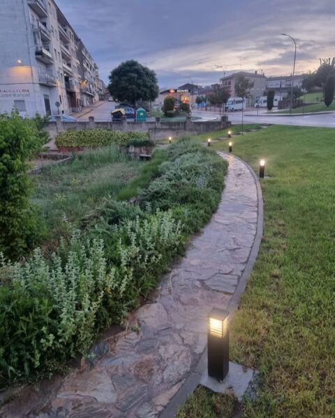 Iluminación mejorada en el Caño del Moro de Ciudad Rodrigo con nuevas luminarias.