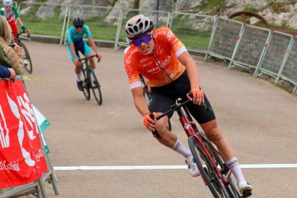 Ciclista Miguel Ángel Gómez compitiendo en la Vuelta Ciclista Valle Cántabros