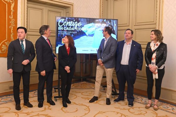 Presentación del programa SALdeCompras en Salamanca con varios asistentes