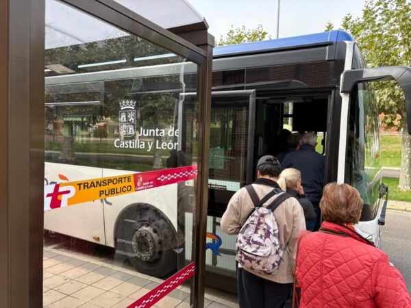 Pasajeros abordando un autobús en la nueva parada de Otero de Sanabria