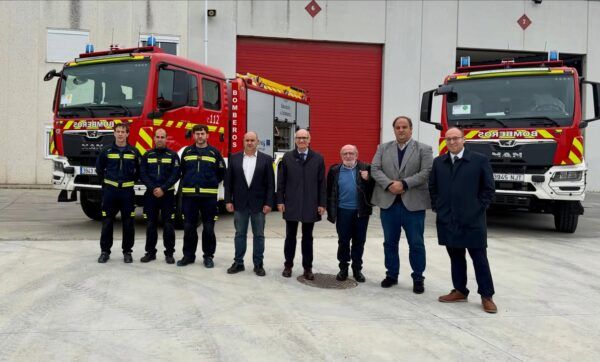 Presentación de nuevos vehículos de emergencia en Salamanca con bomberos y autoridades