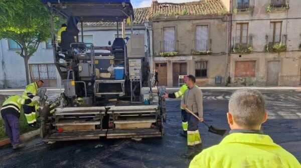 Trabajos de asfaltado en la rotonda de San Cristóbal en Ciudad Rodrigo