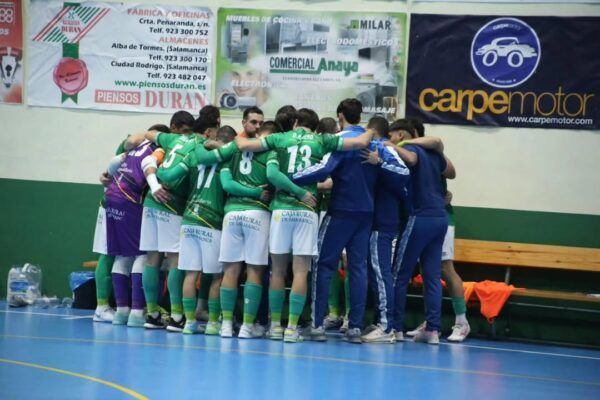 Equipo de Piensos Durán Albense celebrando su permanencia en Segunda B