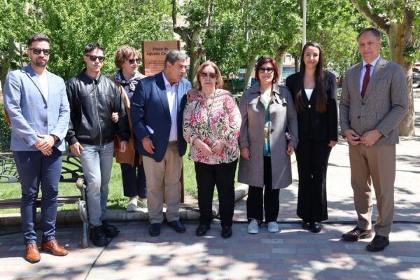 Grupo de personas en la Plaza de Agustín Casillas en Salamanca