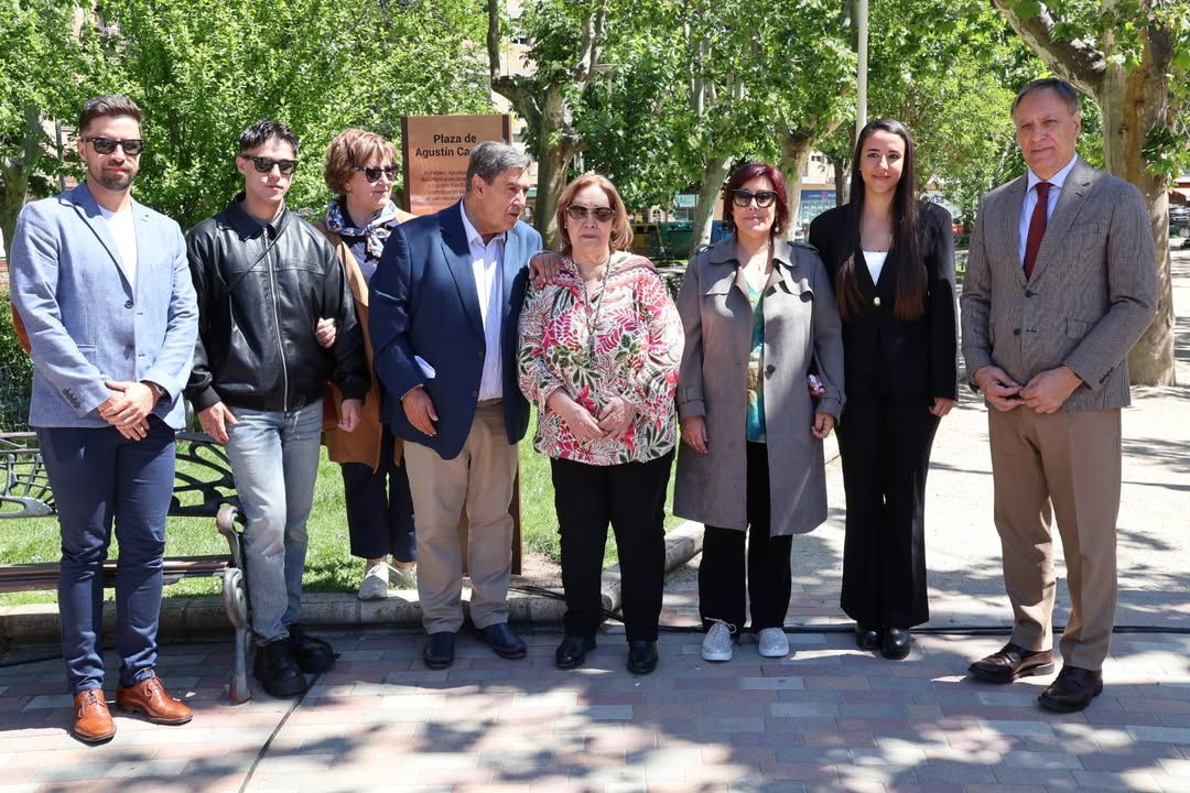 Grupo de personas en la Plaza de Agustín Casillas en Salamanca