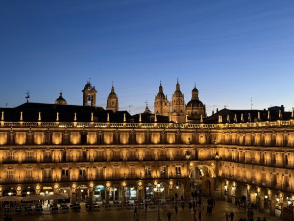 Vista nocturna de la Plaza Mayor iluminada en Salamanca