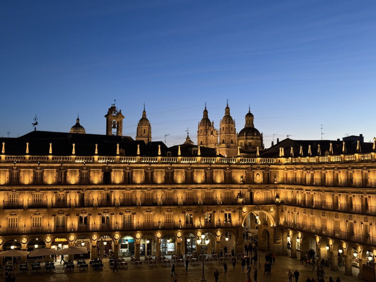 Vista nocturna de la Plaza Mayor iluminada en Salamanca