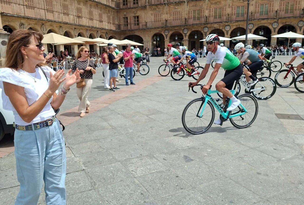 Participantes de la carrera solidaria Salamanca Bike en la Plaza Mayor