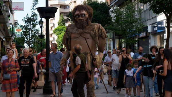 Gigante Pre-Neanderthal camina entre la multitud en Salamanca