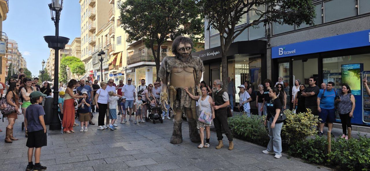 Gigante Pre-Neanderthal en las calles de Salamanca durante un espectáculo