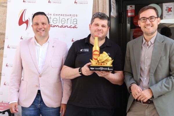 Entrega del premio a la creatividad en Salamanca por el concejal de Turismo