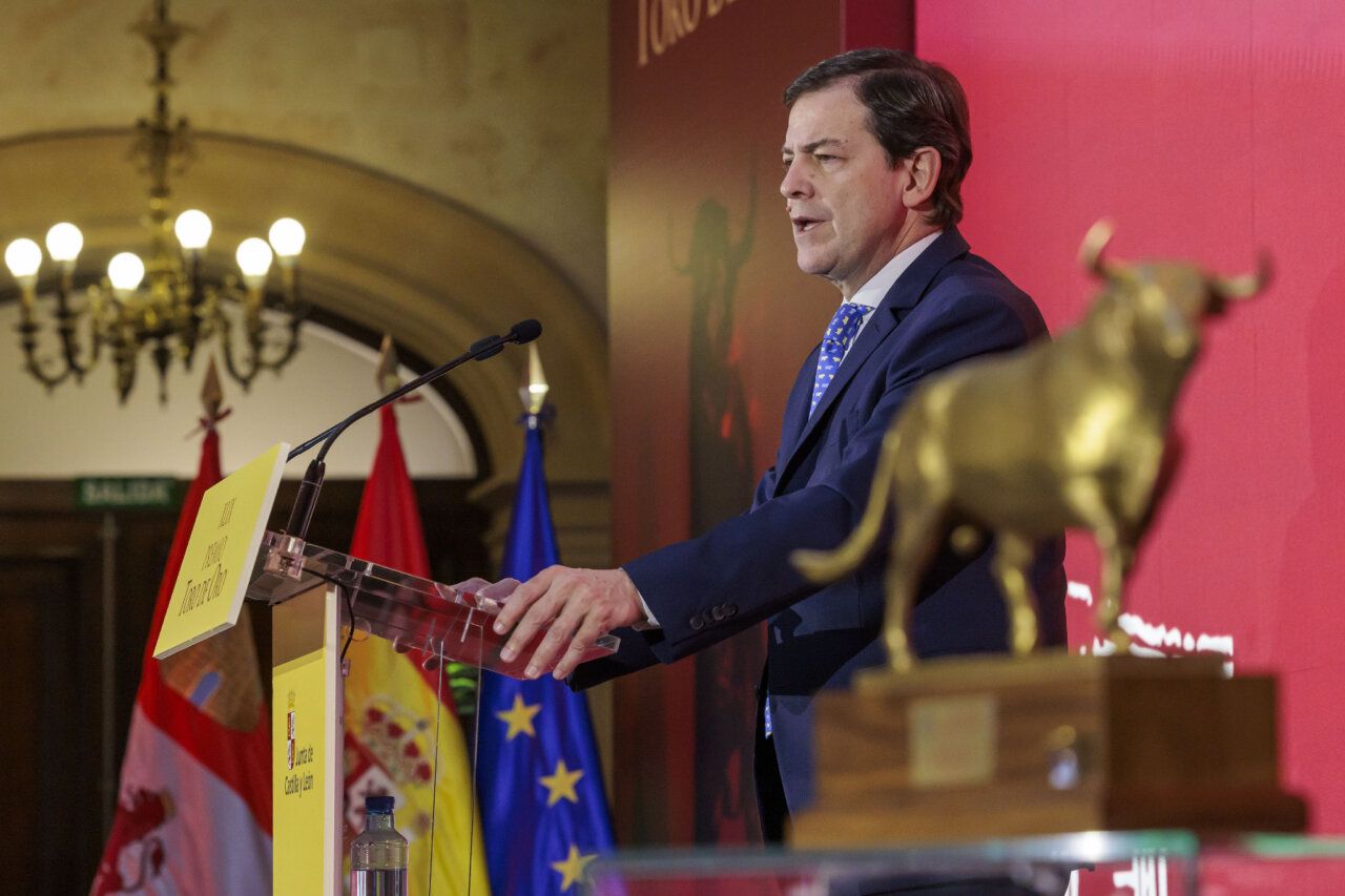 Alfonso Fernández Mañueco durante la entrega del Premio Toro de Oro 2025