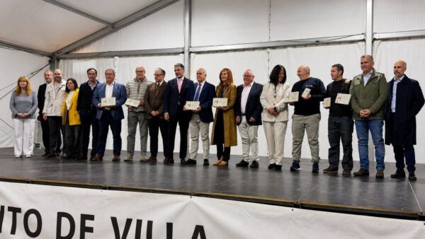 Entrega de premios en la gala de Villamayor 2026 con varios galardonados