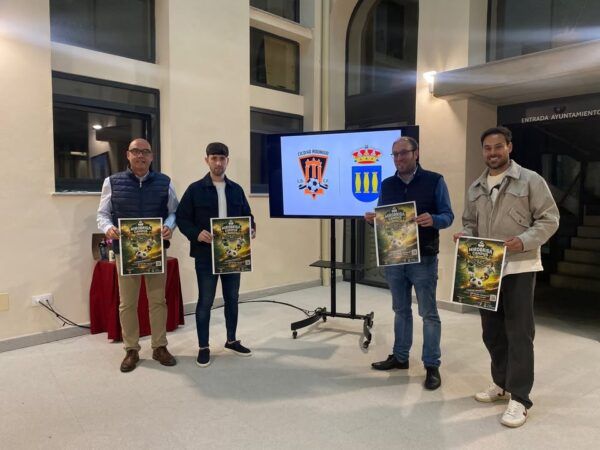 Presentación del Miróbriga Campus de Fútbol en Ciudad Rodrigo con cuatro hombres sosteniendo carteles.