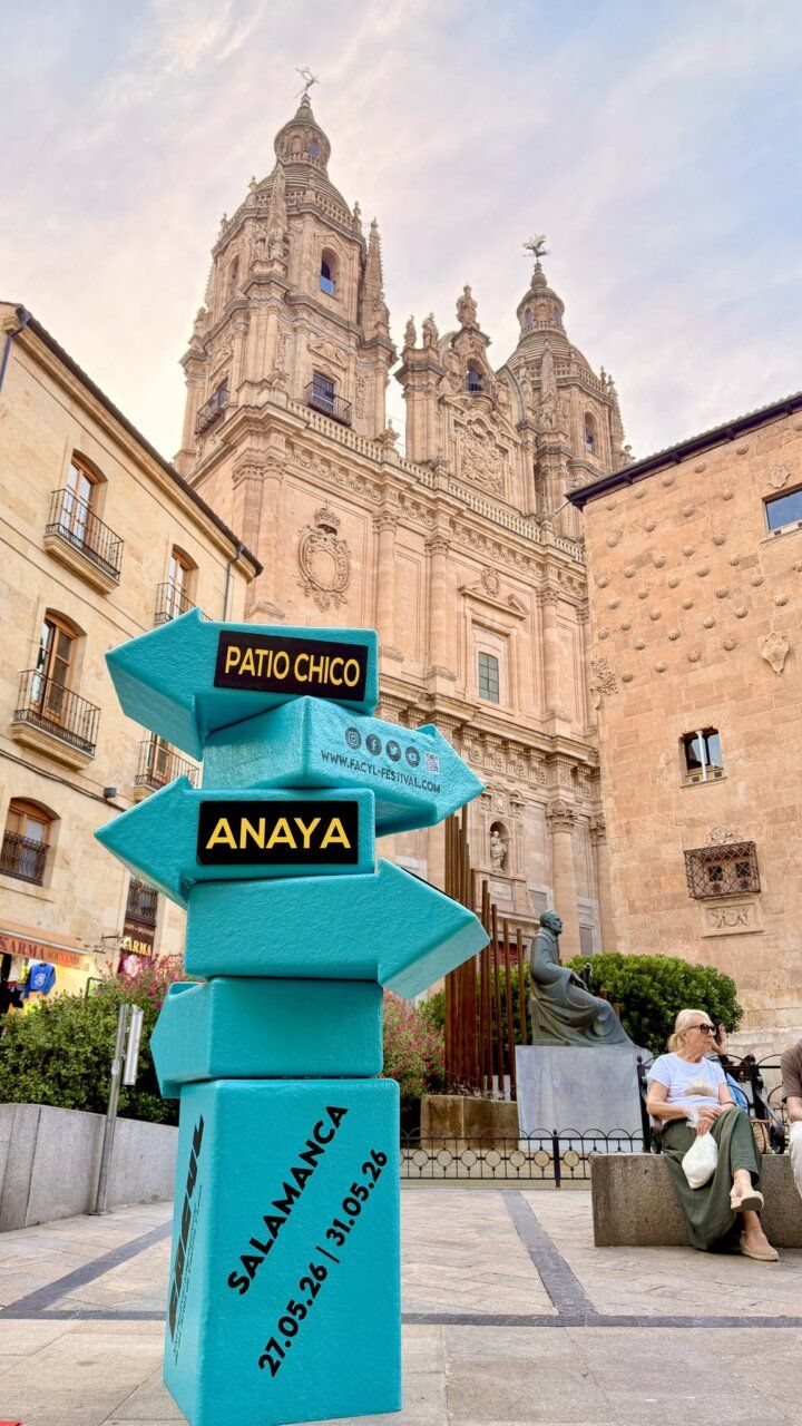 Señalización del festival FÀCYL 2026 en Salamanca con edificios históricos al fondo.