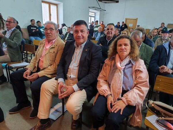 Asistentes a la jornada de promoción del vacuno de carne en Peralejos de Abajo