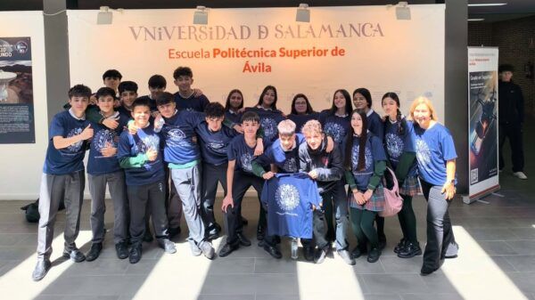 Grupo de estudiantes en la Universidad de Salamanca participando en un proyecto educativo