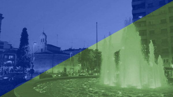 Fuente de la Puerta de Zamora iluminada en azul y verde
