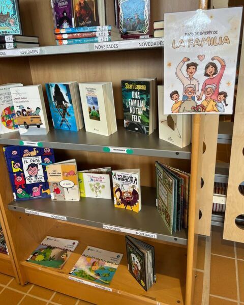 Estante de libros en la biblioteca sobre la familia