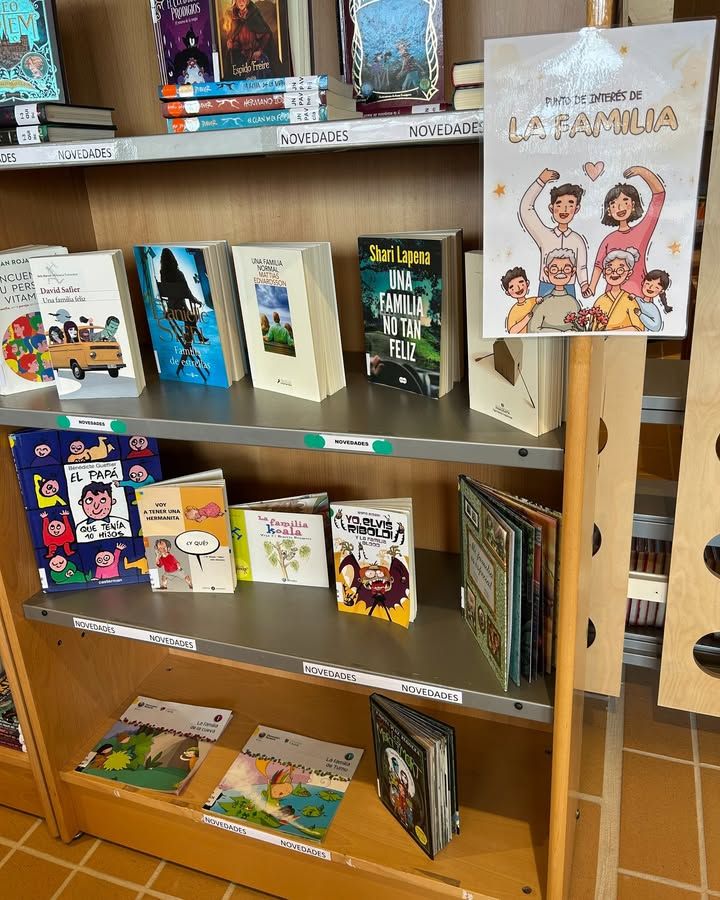 Estante de libros en la biblioteca sobre la familia