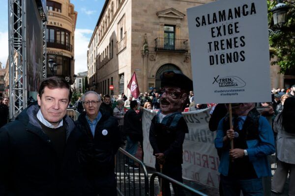 Concentración en Salamanca pidiendo mejoras en el transporte ferroviario