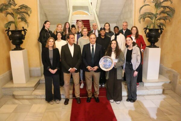 Grupo de personas en un evento de reconocimiento al baloncesto femenino en Salamanca