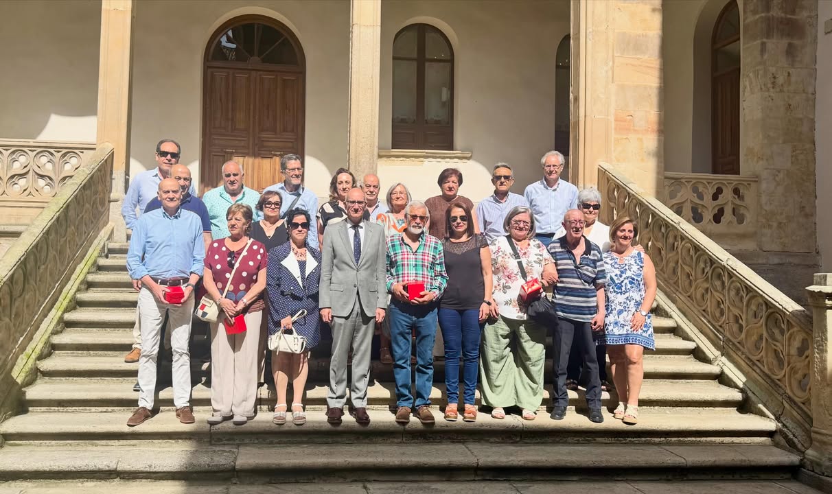 Grupo de profesionales del servicio público en Salamanca durante un acto de reconocimiento