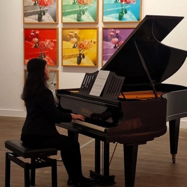 Pianista tocando en un evento musical en Salamanca