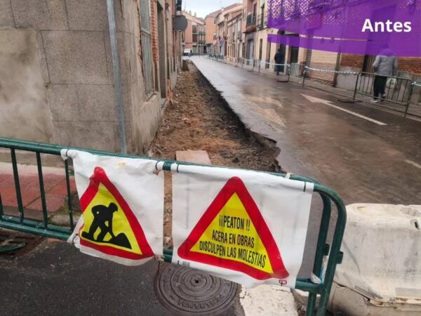 Obras en la calle del Carmen en Peñaranda de Bracamonte con señales de advertencia