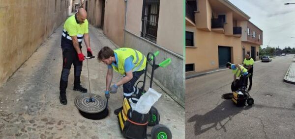 Trabajadores realizando desinsectación en una calle de la ciudad