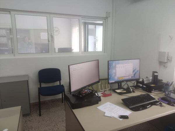 Oficina rehabilitada en Fuentes de Oñoro con dos monitores y mobiliario moderno