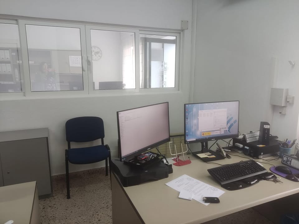 Oficina rehabilitada en Fuentes de Oñoro con dos monitores y mobiliario moderno