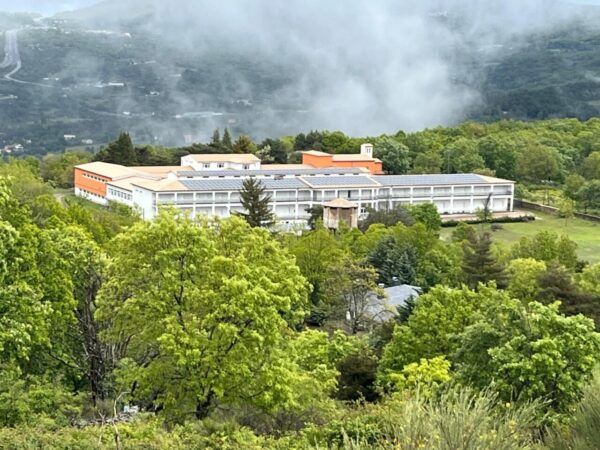 Vista de la residencia deportiva Llano Alto rodeada de vegetación