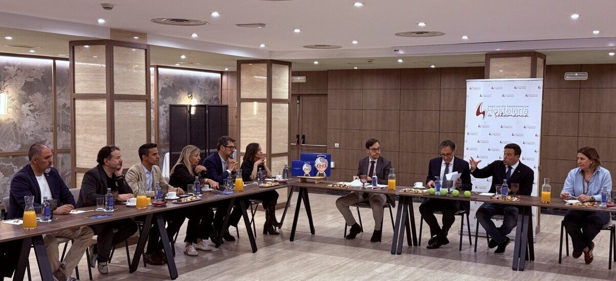 Reunión de representantes del sector hotelero en un hotel de Salamanca
