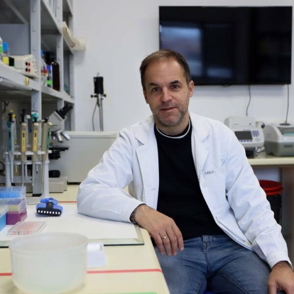 Rodrigo Morchón en su laboratorio de investigación veterinaria
