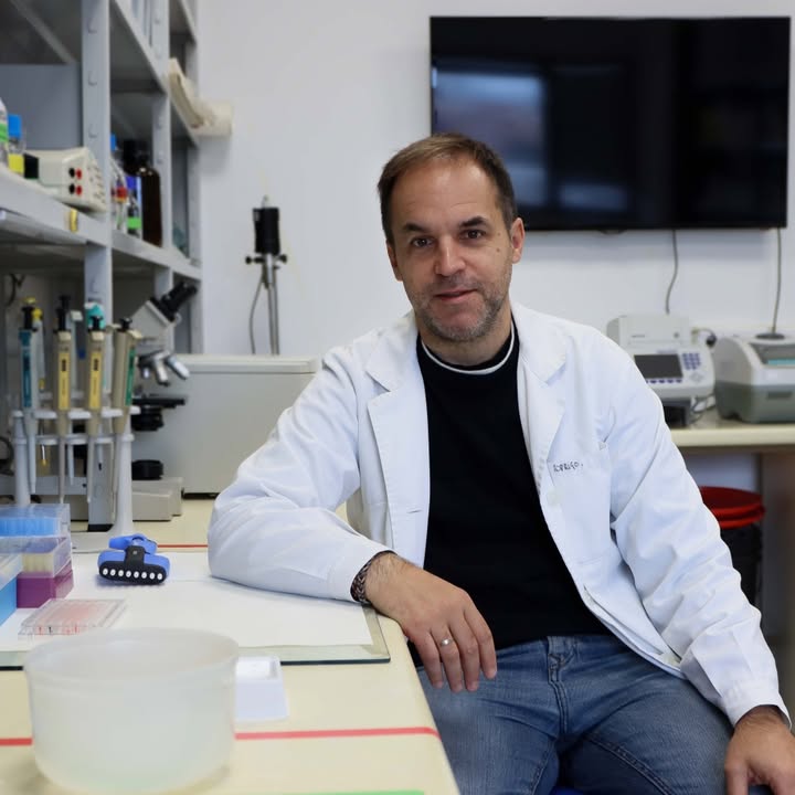Rodrigo Morchón en su laboratorio de investigación veterinaria