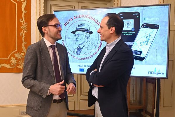 Presentación de la ruta audioguiada en Salamanca con dos personas conversando.