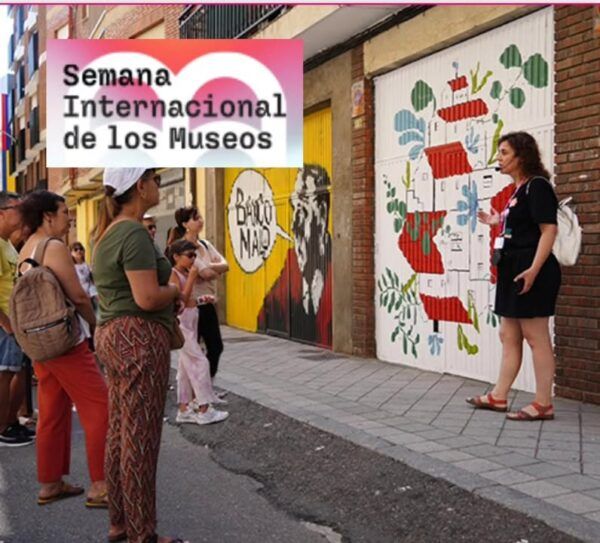 Grupo de personas en una ruta guiada por la Galería Urbana de Salamanca