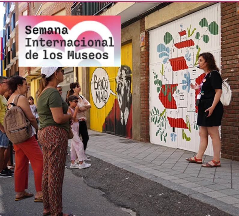 Grupo de personas en una ruta guiada por la Galería Urbana de Salamanca