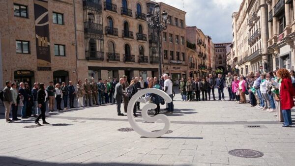 Acto simbólico en la Plaza del Liceo en Salamanca apoyando a afectados por cáncer.