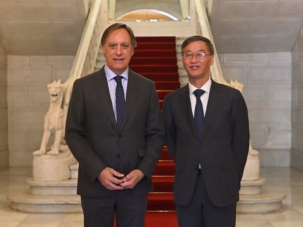 El alcalde de Salamanca y el embajador de China en reunión oficial