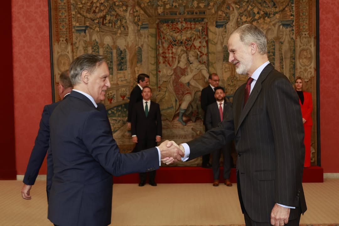 El alcalde de Salamanca saluda al Rey Felipe VI en un evento