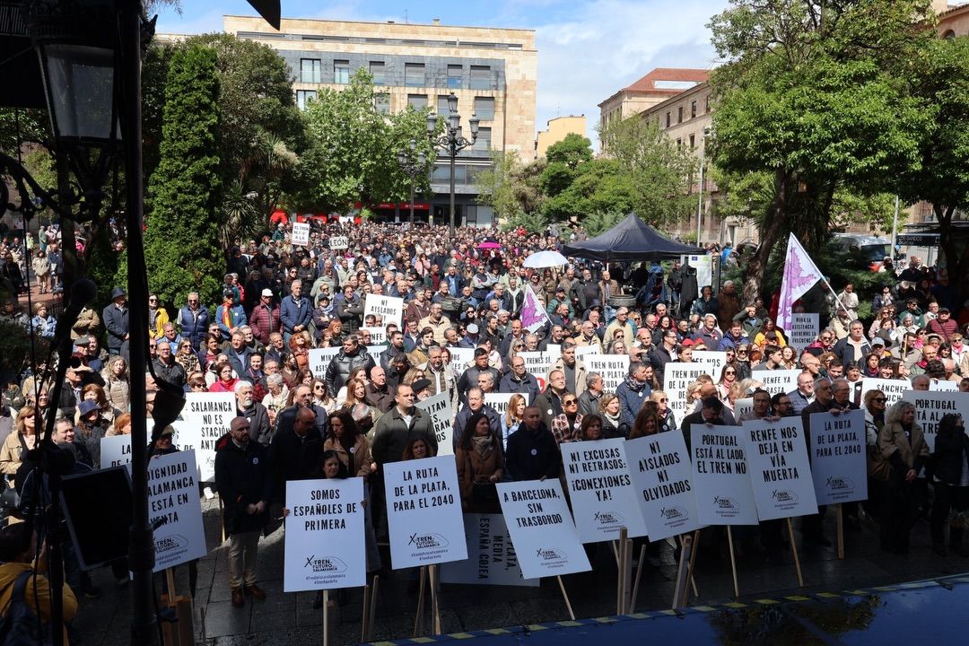 Multitud de personas en la plaza de Los Bandos con pancartas por mejores conexiones ferroviarias