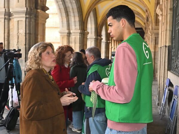 Participantes en la cuestación solidaria contra el cáncer en Salamanca.