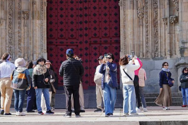 Grupo de turistas frente a la puerta de un monumento en Salamanca